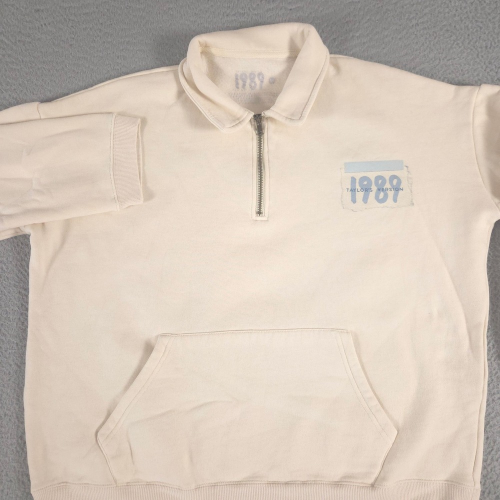 Taylor Swift Pullover Womens Medium Cream‎ Wonderland Graphic Quarter Zip Fleece